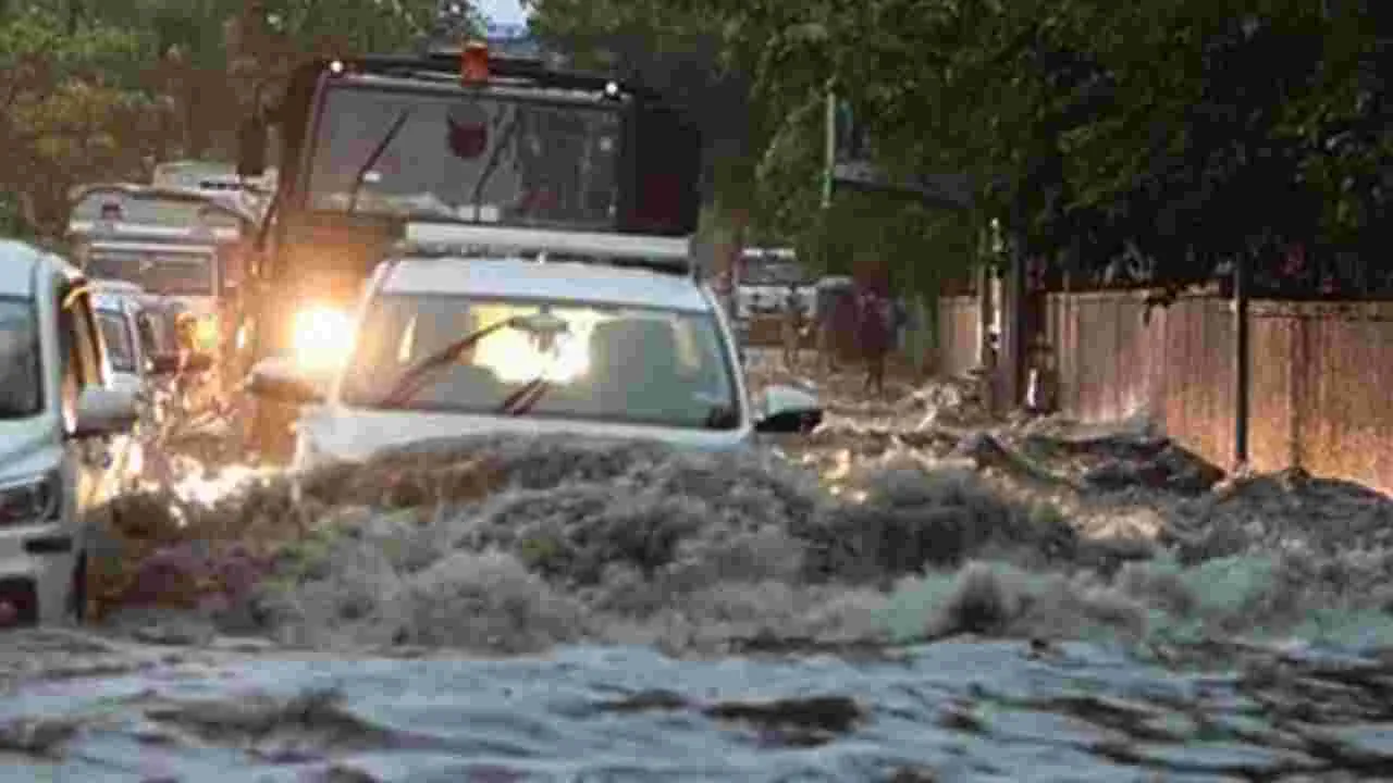 Delhi Rains: ఢిల్లీలో భారీ వర్షం, ట్రాఫిక్ ఇబ్బందులు..విమాన సర్వీసులపై ప్రభావం