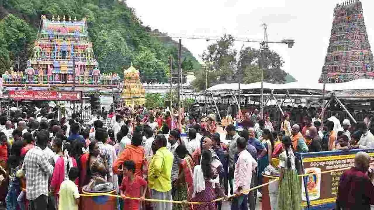 Indrakeeladri Temple: నాలుగోరోజు ఇంద్రకీలాద్రి అమ్మవారి ఆలయానికి  పోటెత్తిన భక్తులు
