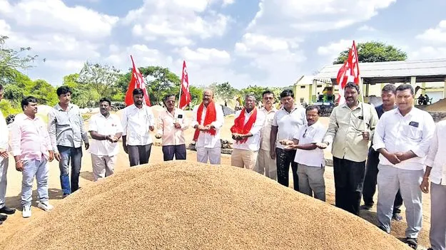 రంగు మారిన ధాన్యాన్ని కొనుగోలు చేయాలి