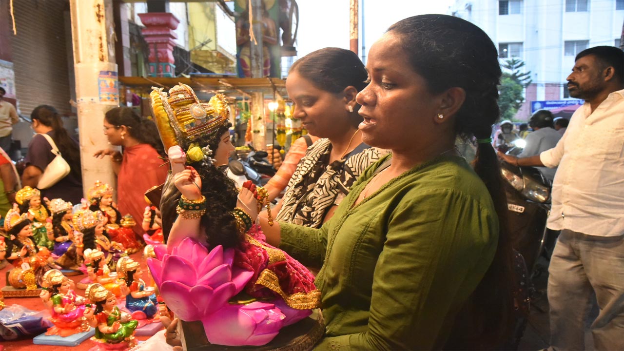మహిళల దీపావళి షాపింగ్.. 