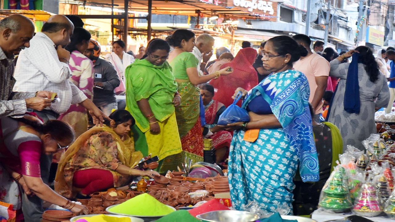 మహిళల దీపావళి షాపింగ్.. 