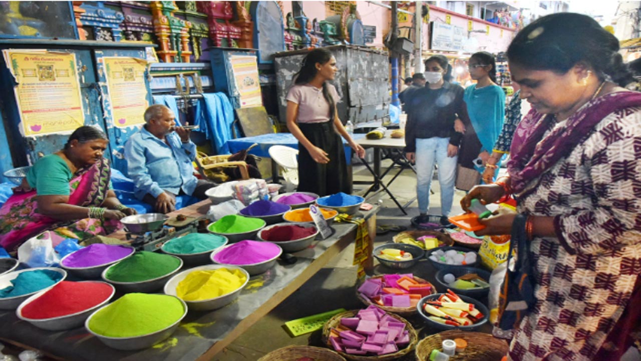 మహిళల దీపావళి షాపింగ్.. 