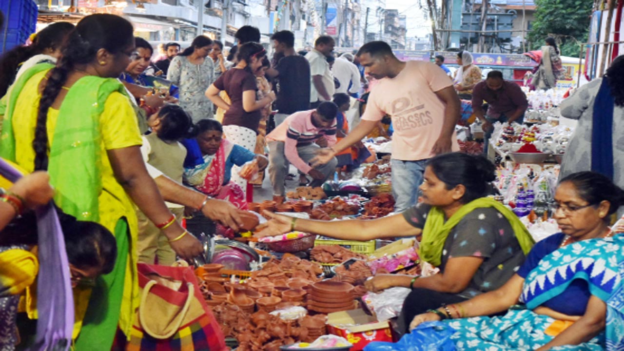 మహిళల దీపావళి షాపింగ్.. 