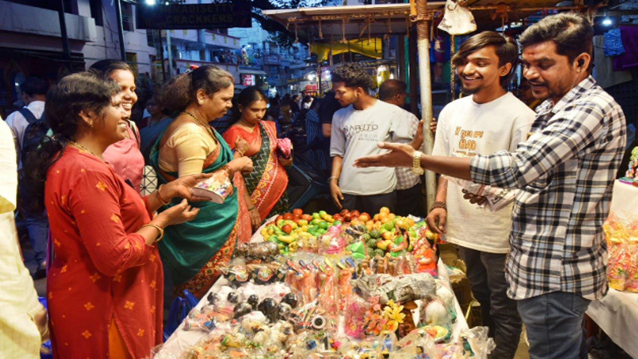 మహిళల దీపావళి షాపింగ్.. 