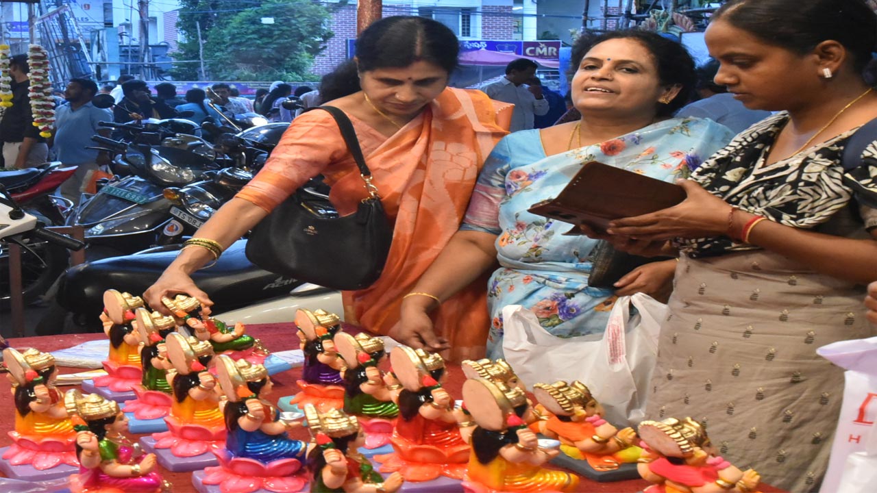 మహిళల దీపావళి షాపింగ్.. 