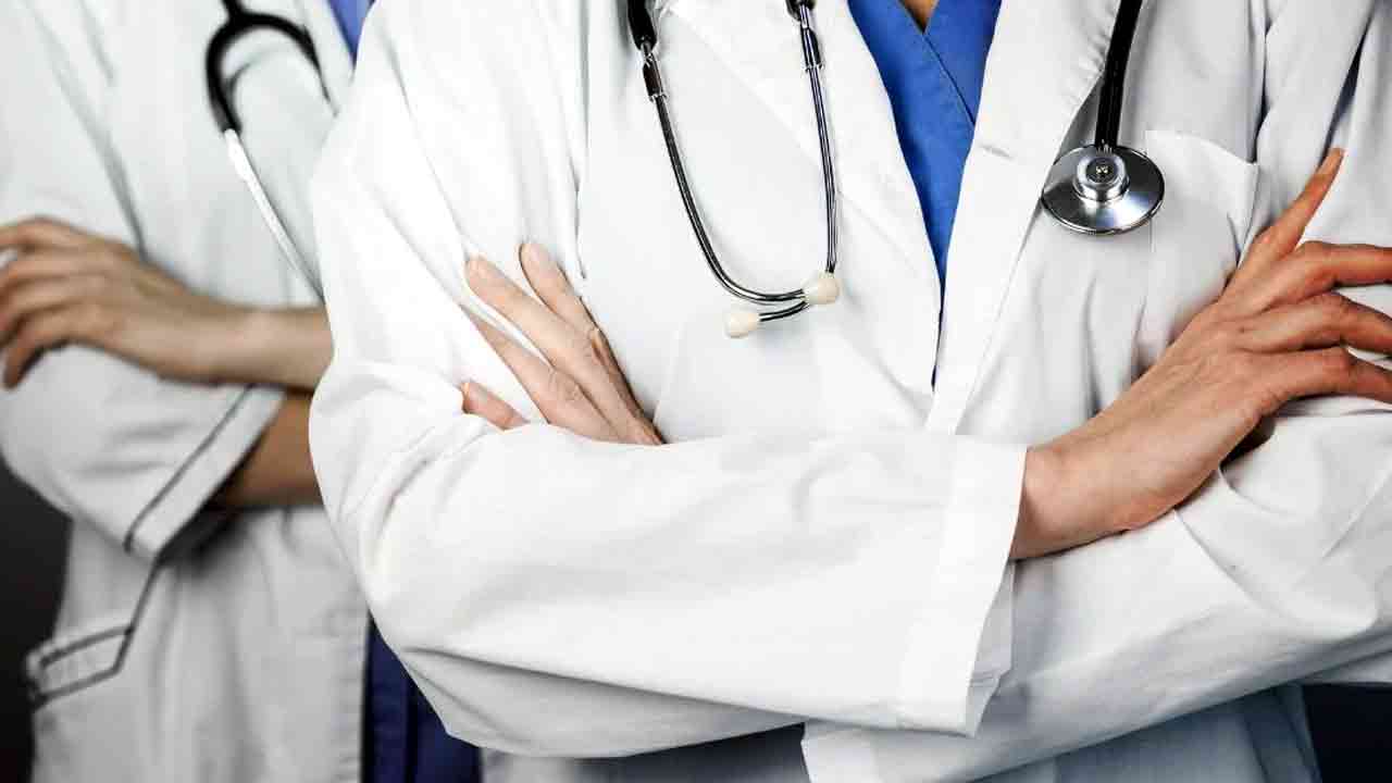 Health Tips: దానిమ్మ పండ్లు తిన్న తర్వాత.. తొక్కలు పడేస్తున్నారా.. ఈ విషయాలు తెలిస్తే.. 