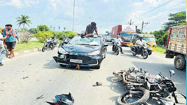 మద్యం మత్తు... కారు, బైక్‌ చిత్తు!