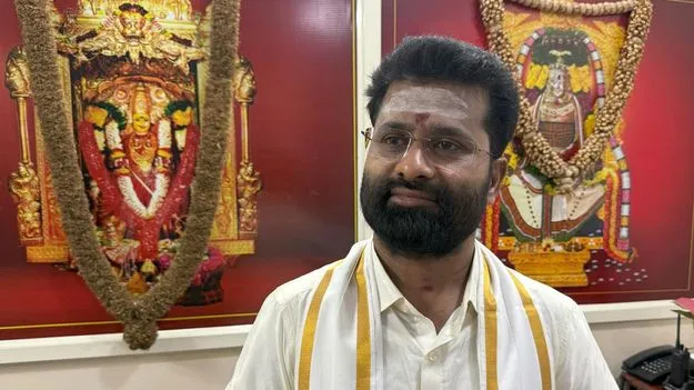 Durga Temple Protocol Issue: తొలిరోజే ఇంద్రకీలాద్రిపై ప్రోటోకాల్ వివాదం..