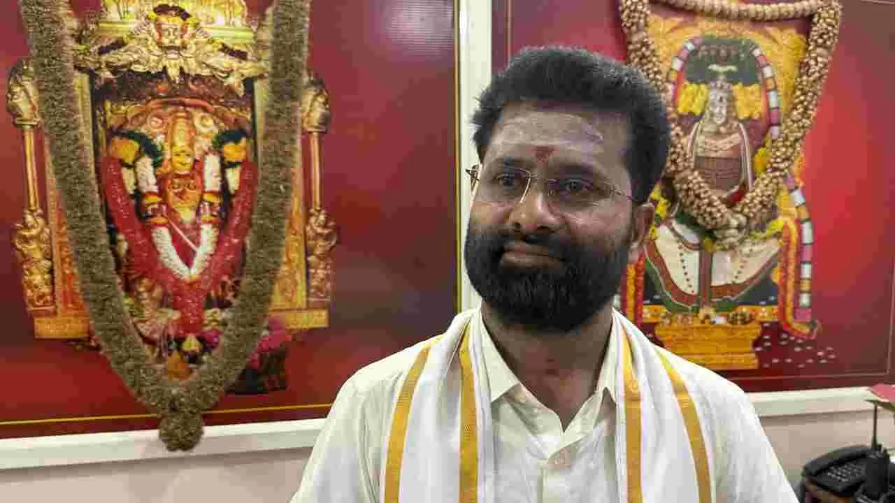 Durga Temple Protocol Issue: తొలిరోజే ఇంద్రకీలాద్రిపై ప్రోటోకాల్ వివాదం..