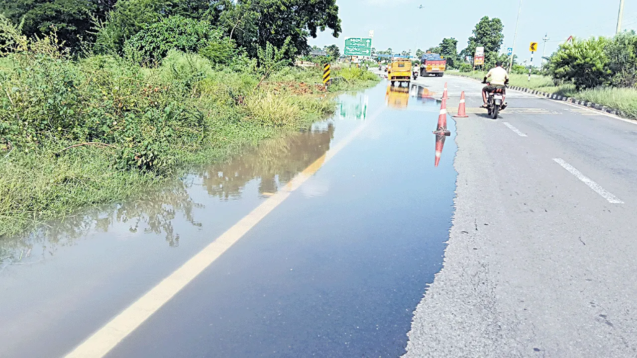 హైవేపైకి ఏలేరు వరద నీరు