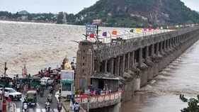 Krishna Godavari flood update: కృష్ణా, గోదావరి లోతట్టు ప్రాంతాల ప్రజలు జాగ్రత్తగా ఉండాలి: ఏపీ విపత్తుల నిర్వహణ సంస్థ