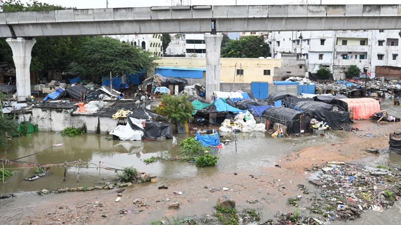 Moosi River Flood: మూసీ కల్లోలం.. ఇళ్లలోకి నీరు.. కొనసాగుతున్న సహాయక చర్యలు