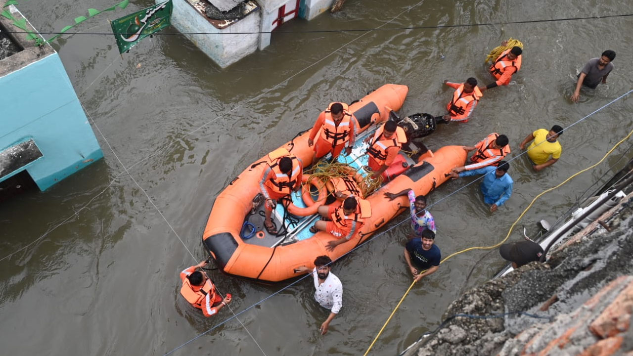 Moosi River Flood: మూసీ కల్లోలం.. ఇళ్లలోకి నీరు.. కొనసాగుతున్న సహాయక చర్యలు