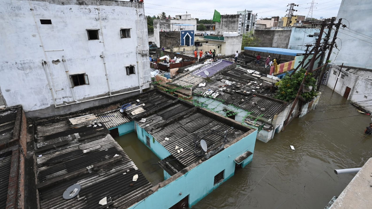Moosi River Flood: మూసీ కల్లోలం.. ఇళ్లలోకి నీరు.. కొనసాగుతున్న సహాయక చర్యలు