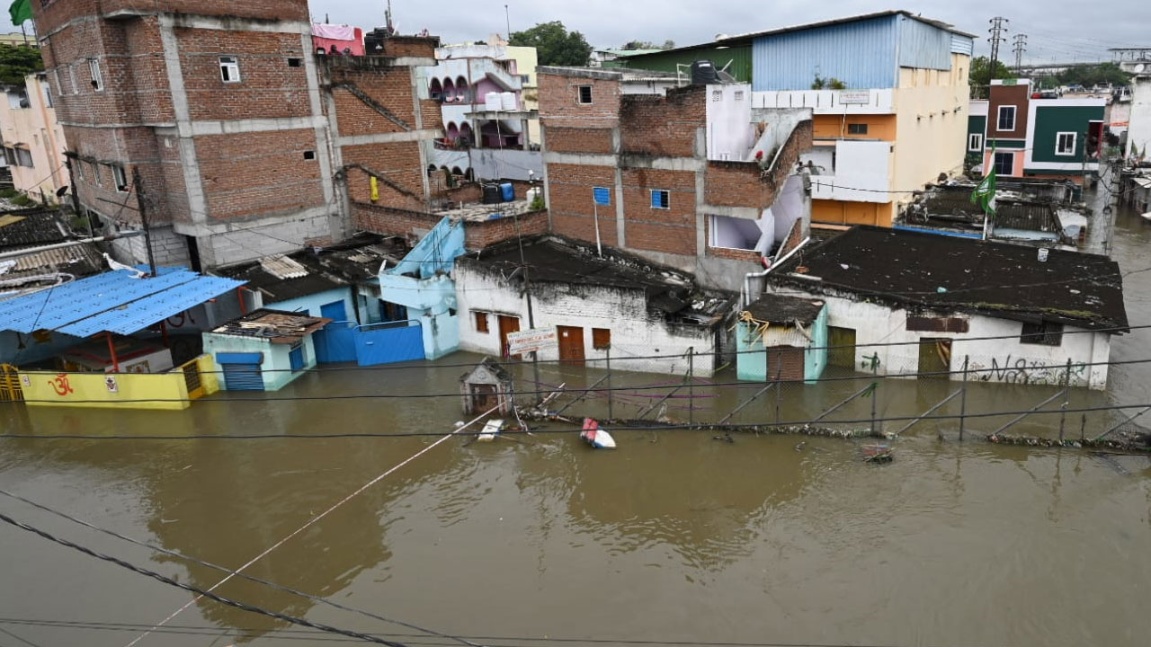 Moosi River Flood: మూసీ కల్లోలం.. ఇళ్లలోకి నీరు.. కొనసాగుతున్న సహాయక చర్యలు
