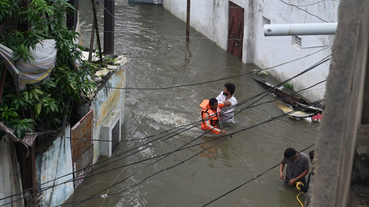 Moosi River Flood: మూసీ కల్లోలం.. ఇళ్లలోకి నీరు.. కొనసాగుతున్న సహాయక చర్యలు