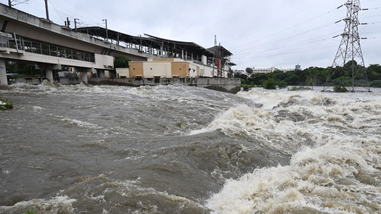 Moosi River Flood: మూసీ కల్లోలం.. ఇళ్లలోకి నీరు.. కొనసాగుతున్న సహాయక చర్యలు