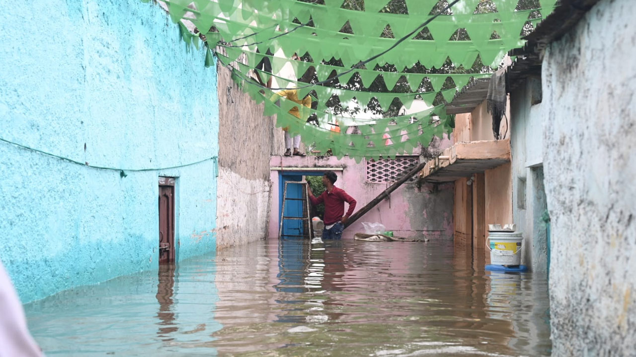 Moosi River Flood: మూసీ కల్లోలం.. ఇళ్లలోకి నీరు.. కొనసాగుతున్న సహాయక చర్యలు