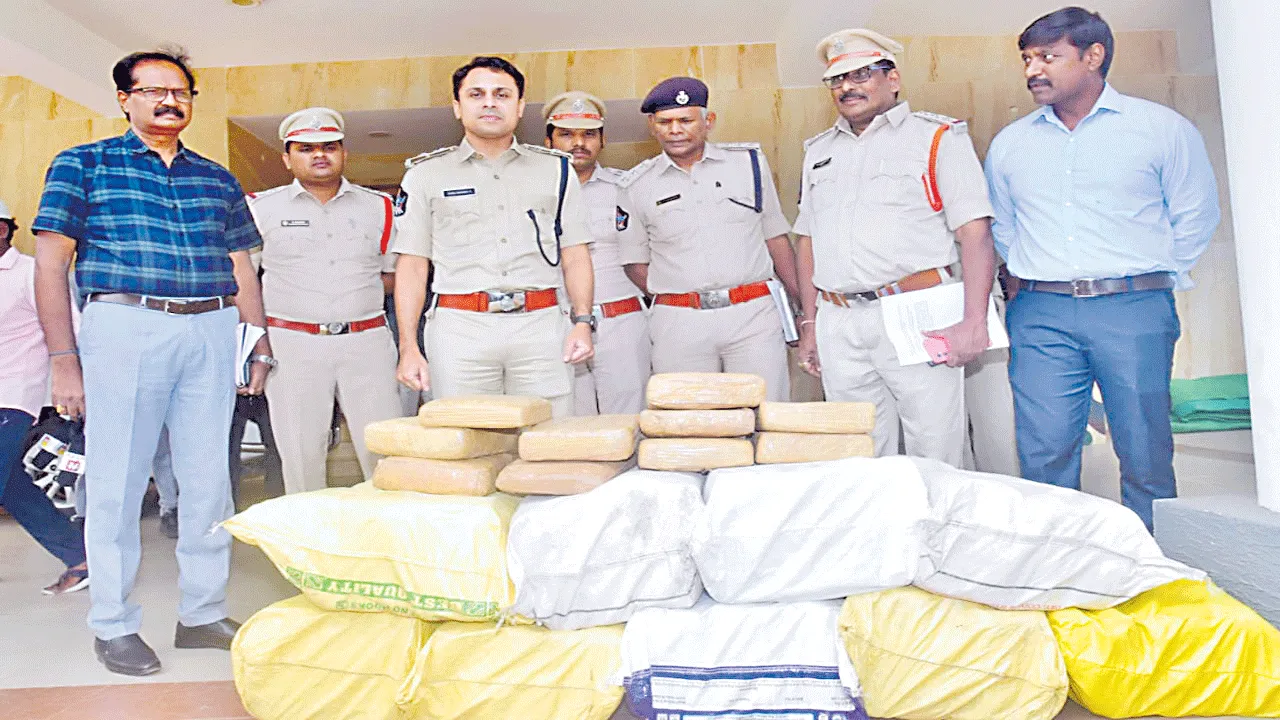 గుట్టుచప్పుడు కాకుండా గంజాయి రవాణా 