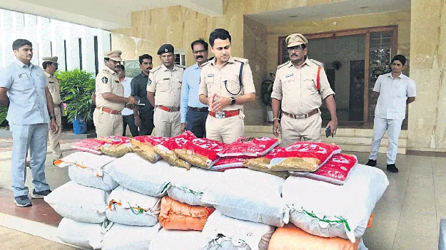 కారులో దర్జాగా గంజాయి రవాణా 