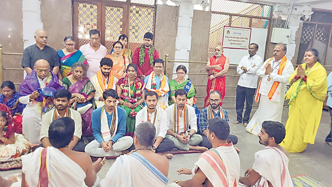 సత్యదేవుడి సన్నిధిలో గరికపాటి పూజలు