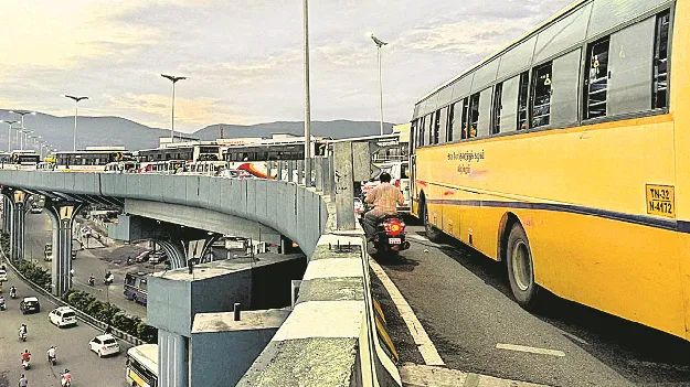 గరుడ వారధిపై ట్రాఫిక్‌ జామ్‌ 