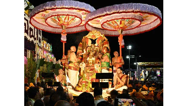 గరుడ వాహనమెక్కి..