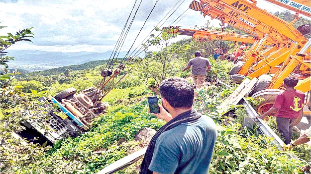  Gas Tanker  ఘాట్‌ రోడ్డులో గ్యాస్‌ ట్యాంకర్‌ బోల్తా