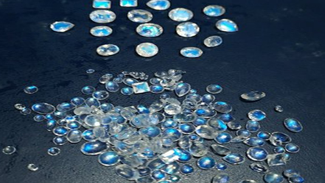 Jaipur Gemstone Business: రాజస్థాన్ జైపూర్లో రోడ్లపై కుప్పలుగా పోసి రత్నాల వ్యాపారం..ఎగబడుతున్న జనం