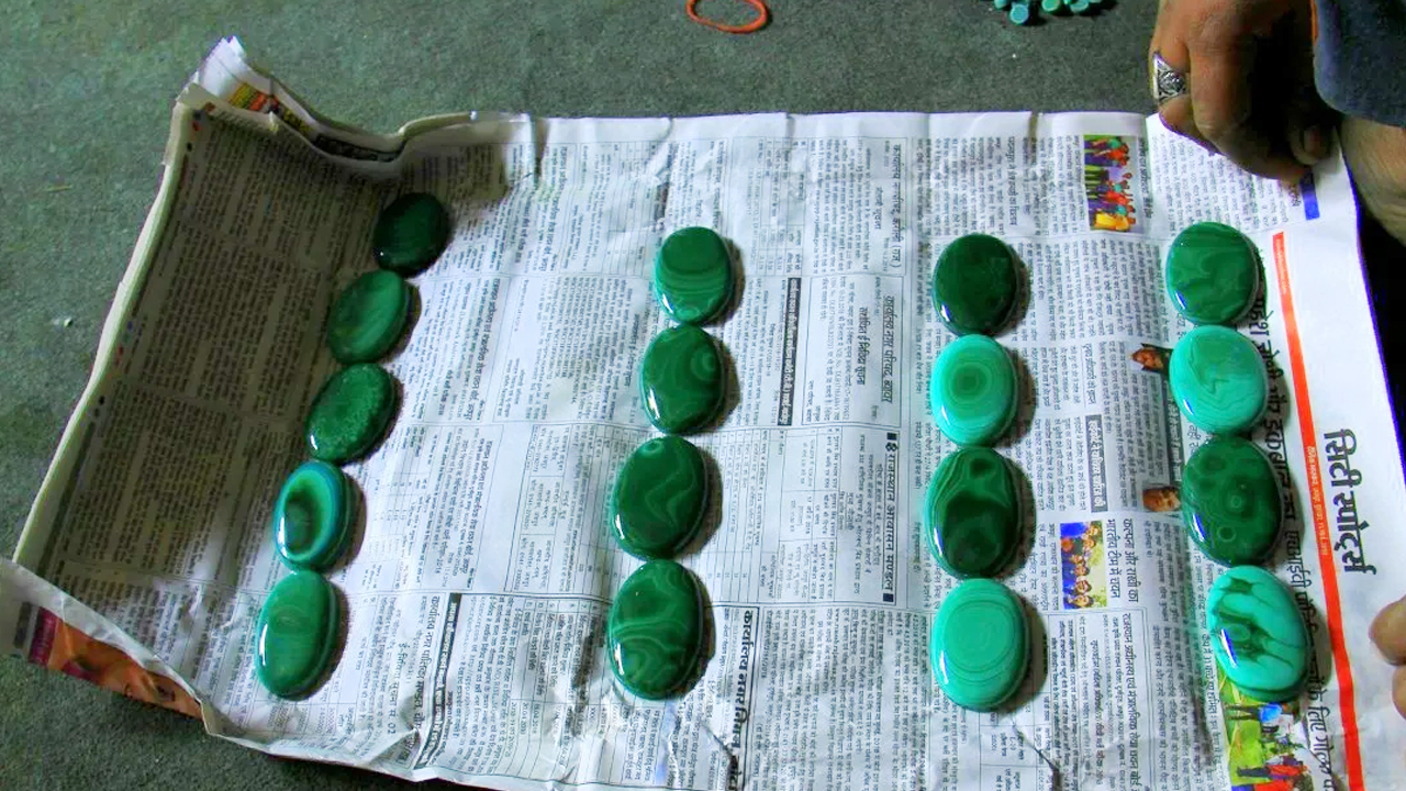 Jaipur Gemstone Business: రాజస్థాన్ జైపూర్లో రోడ్లపై కుప్పలుగా పోసి రత్నాల వ్యాపారం..ఎగబడుతున్న జనం