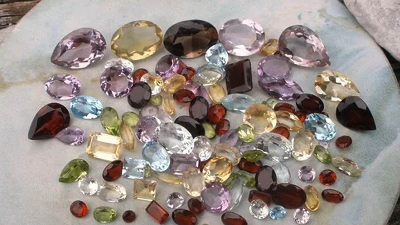 Jaipur Gemstone Business: రాజస్థాన్ జైపూర్లో రోడ్లపై కుప్పలుగా పోసి రత్నాల వ్యాపారం..ఎగబడుతున్న జనం