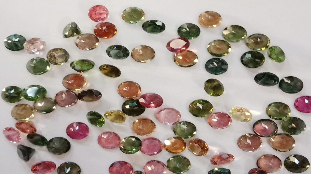Jaipur Gemstone Business: రాజస్థాన్ జైపూర్లో రోడ్లపై కుప్పలుగా పోసి రత్నాల వ్యాపారం..ఎగబడుతున్న జనం