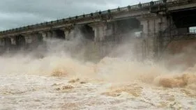 Godavari River Floods: వరద ప్రవాహంతో నీట మునిగిన రోడ్లు.. నాటుపడవలపైనే రాకపోకలు