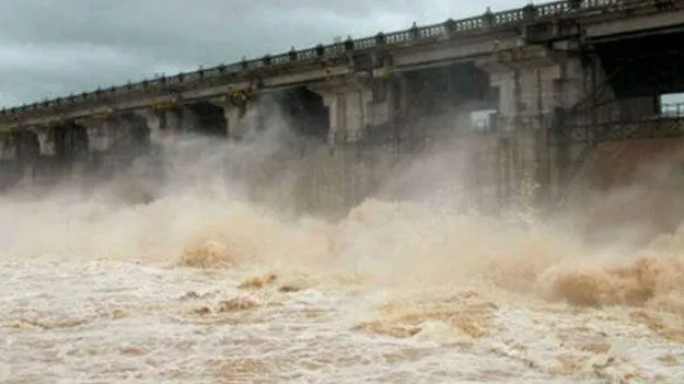 Godavari River Floods: వరద ప్రవాహంతో నీట మునిగిన రోడ్లు.. నాటుపడవలపైనే రాకపోకలు