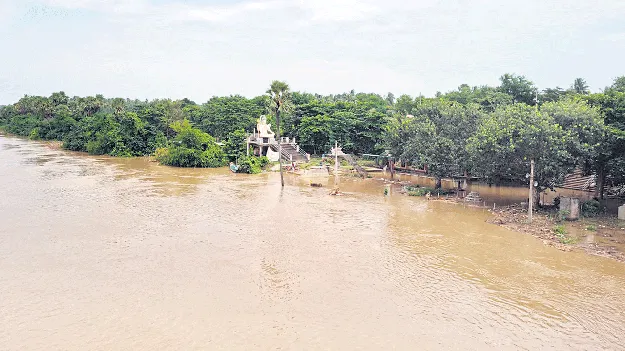 లంక గ్రామాల్లోకి వరద నీరు 