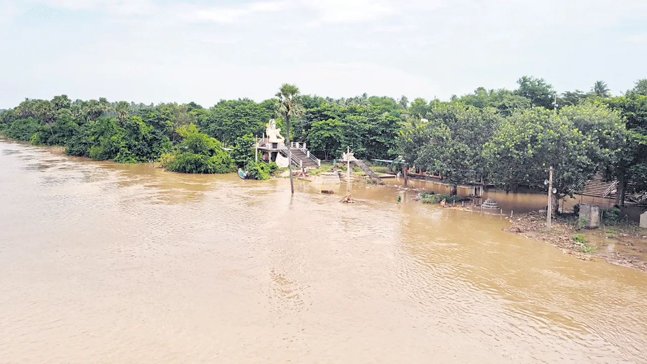 లంక గ్రామాల్లోకి వరద నీరు