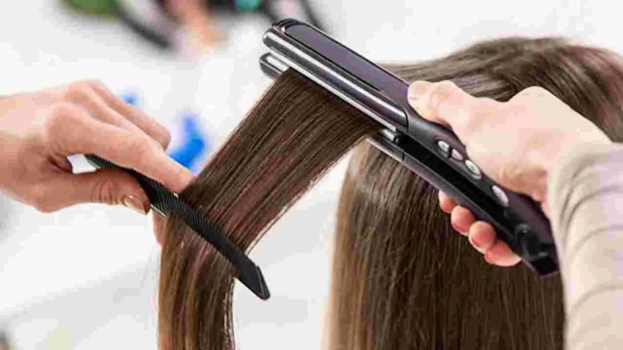 Hair Care Tips: రోజూ స్ట్రెయిట్‌నర్‌ ఉపయోగిస్తున్నారా? ఇది తెలుసుకోండి..