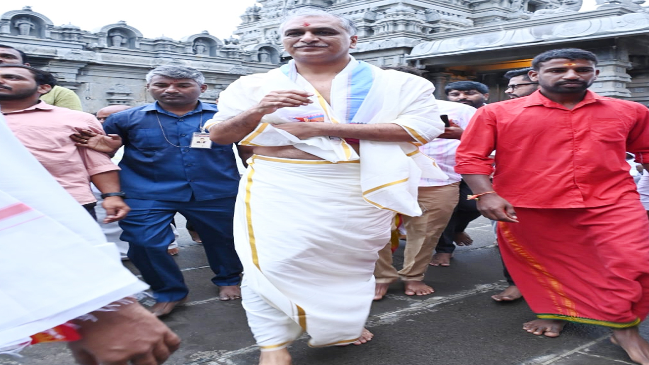 Yadagirigutta Giri Procession: యాదగిరిగుట్ట గిరిప్రదక్షిణలో పాల్గొన్న మాజీ మంత్రి హరీష్ రావు