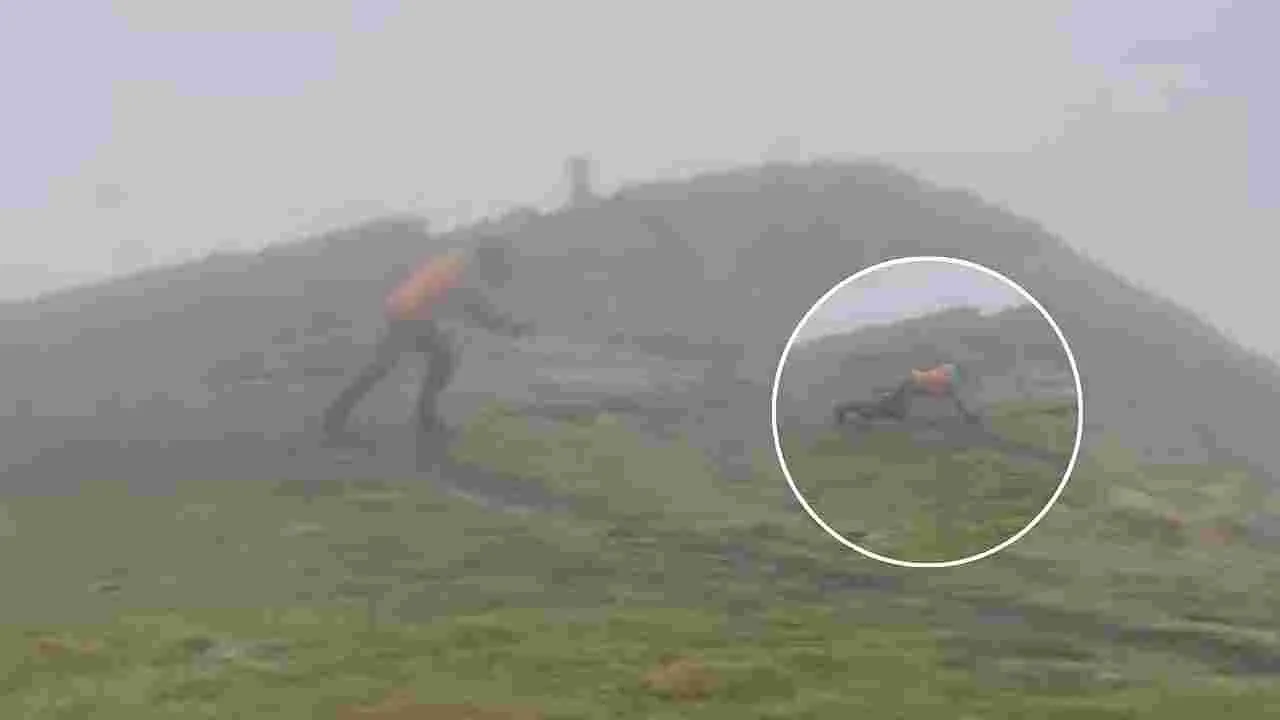 Man Barely Stands Amid Hurricane: వీడు మామూలోడు కాదు.. తుఫాను గాలికి ఎదురెళ్లాడు..