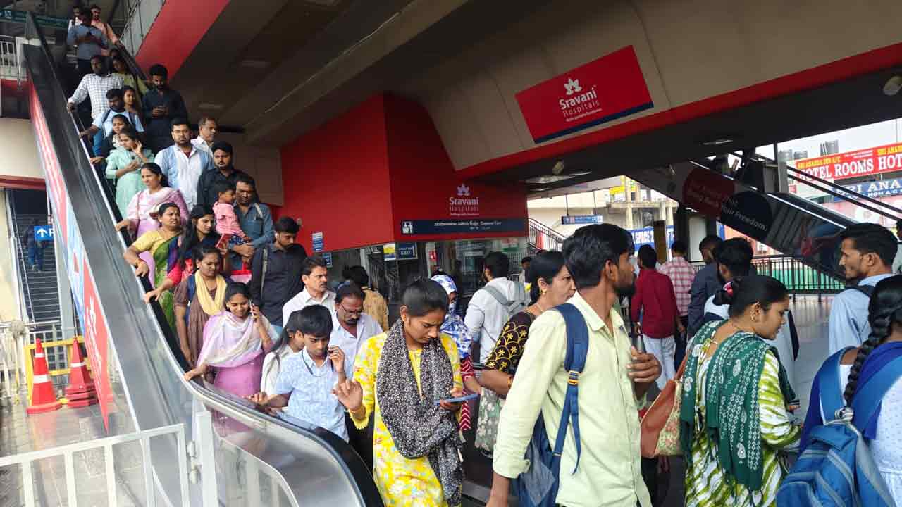 Hyderabad: హైదరాబాద్‌ వ్యాప్తంగా బంద్‌.. డిపోలకే పరిమితమైన బస్సులు, మెట్రోలో విపరీతమైన రద్దీ