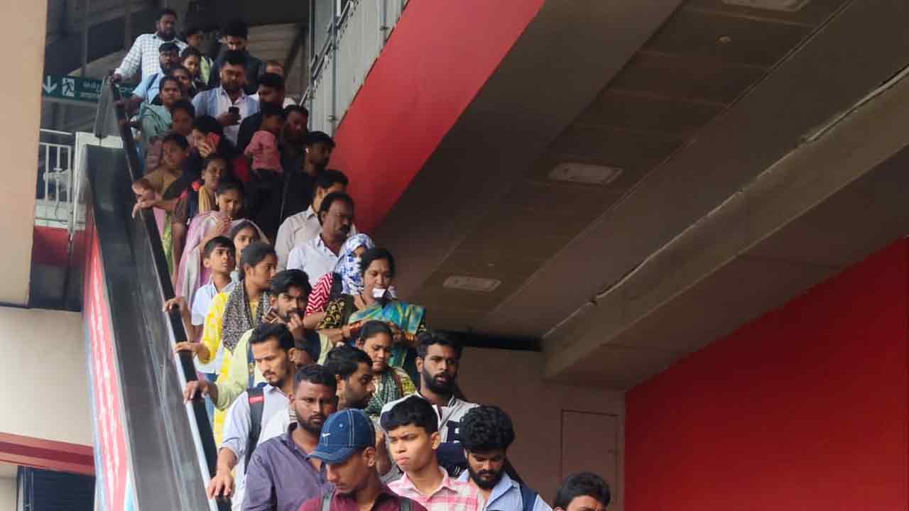 Hyderabad: హైదరాబాద్‌ వ్యాప్తంగా బంద్‌.. డిపోలకే పరిమితమైన బస్సులు, మెట్రోలో విపరీతమైన రద్దీ
