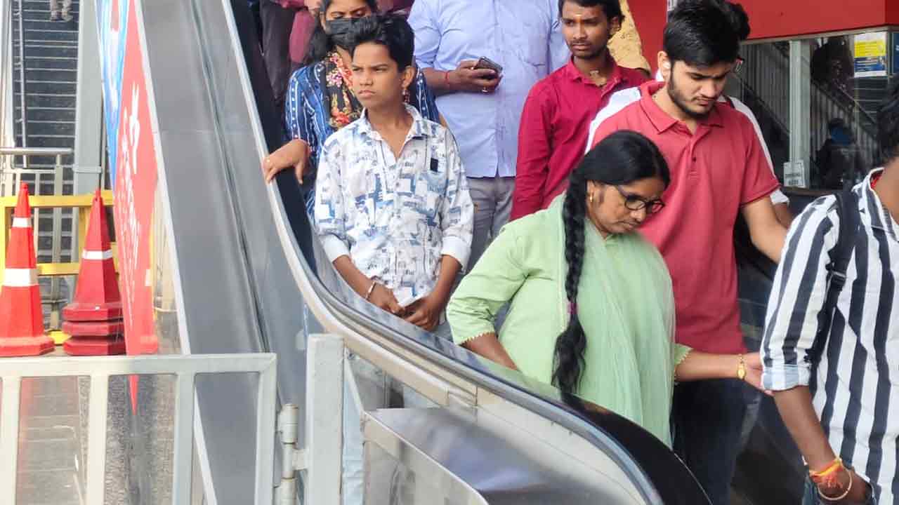 Hyderabad: హైదరాబాద్‌ వ్యాప్తంగా బంద్‌.. డిపోలకే పరిమితమైన బస్సులు, మెట్రోలో విపరీతమైన రద్దీ