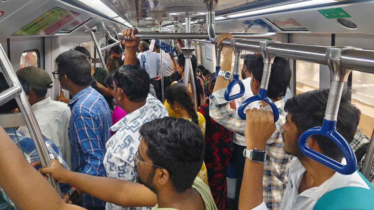 Hyderabad: హైదరాబాద్‌ వ్యాప్తంగా బంద్‌.. డిపోలకే పరిమితమైన బస్సులు, మెట్రోలో విపరీతమైన రద్దీ