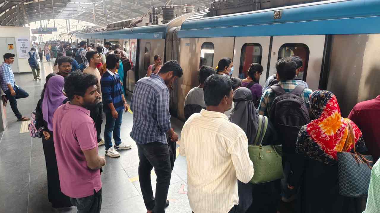 Hyderabad: హైదరాబాద్‌ వ్యాప్తంగా బంద్‌.. డిపోలకే పరిమితమైన బస్సులు, మెట్రోలో విపరీతమైన రద్దీ
