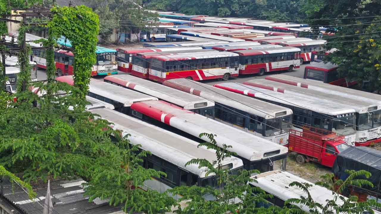 Hyderabad: హైదరాబాద్‌ వ్యాప్తంగా బంద్‌.. డిపోలకే పరిమితమైన బస్సులు, మెట్రోలో విపరీతమైన రద్దీ