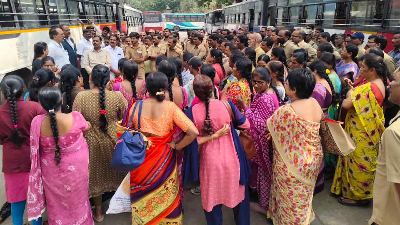 Hyderabad: హైదరాబాద్‌ వ్యాప్తంగా బంద్‌.. డిపోలకే పరిమితమైన బస్సులు, మెట్రోలో విపరీతమైన రద్దీ