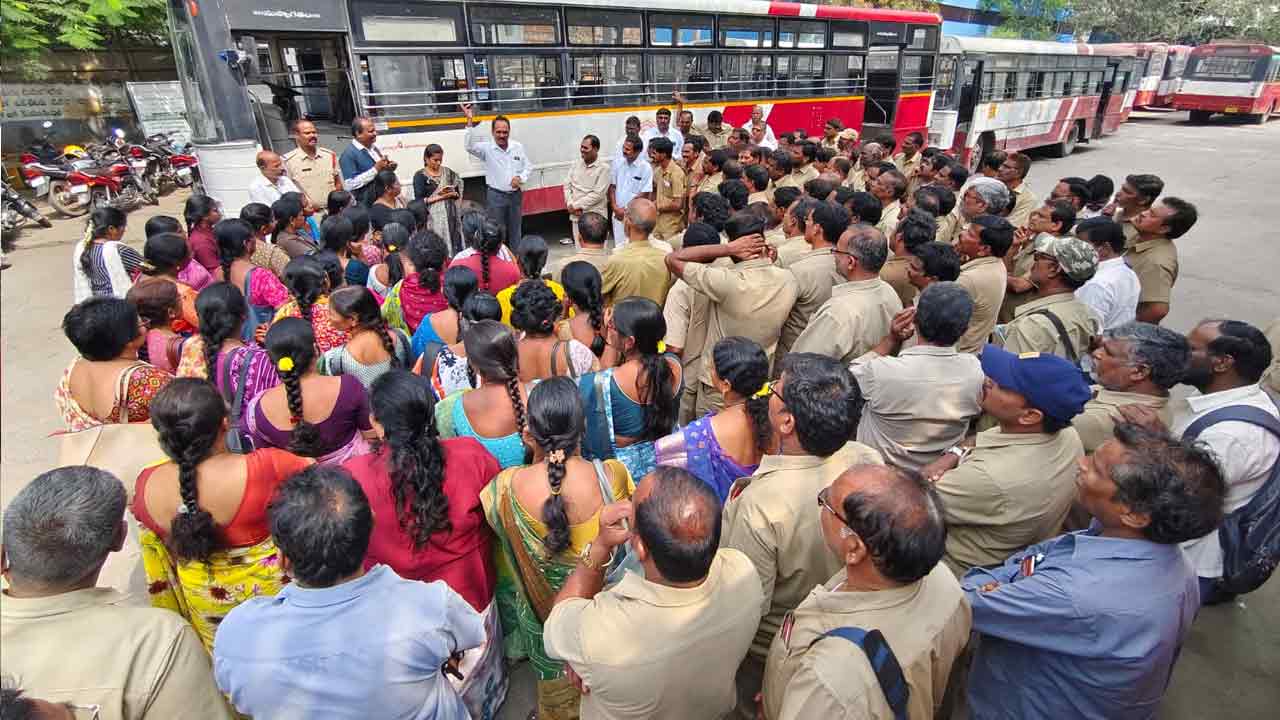 Hyderabad: హైదరాబాద్‌ వ్యాప్తంగా బంద్‌.. డిపోలకే పరిమితమైన బస్సులు, మెట్రోలో విపరీతమైన రద్దీ