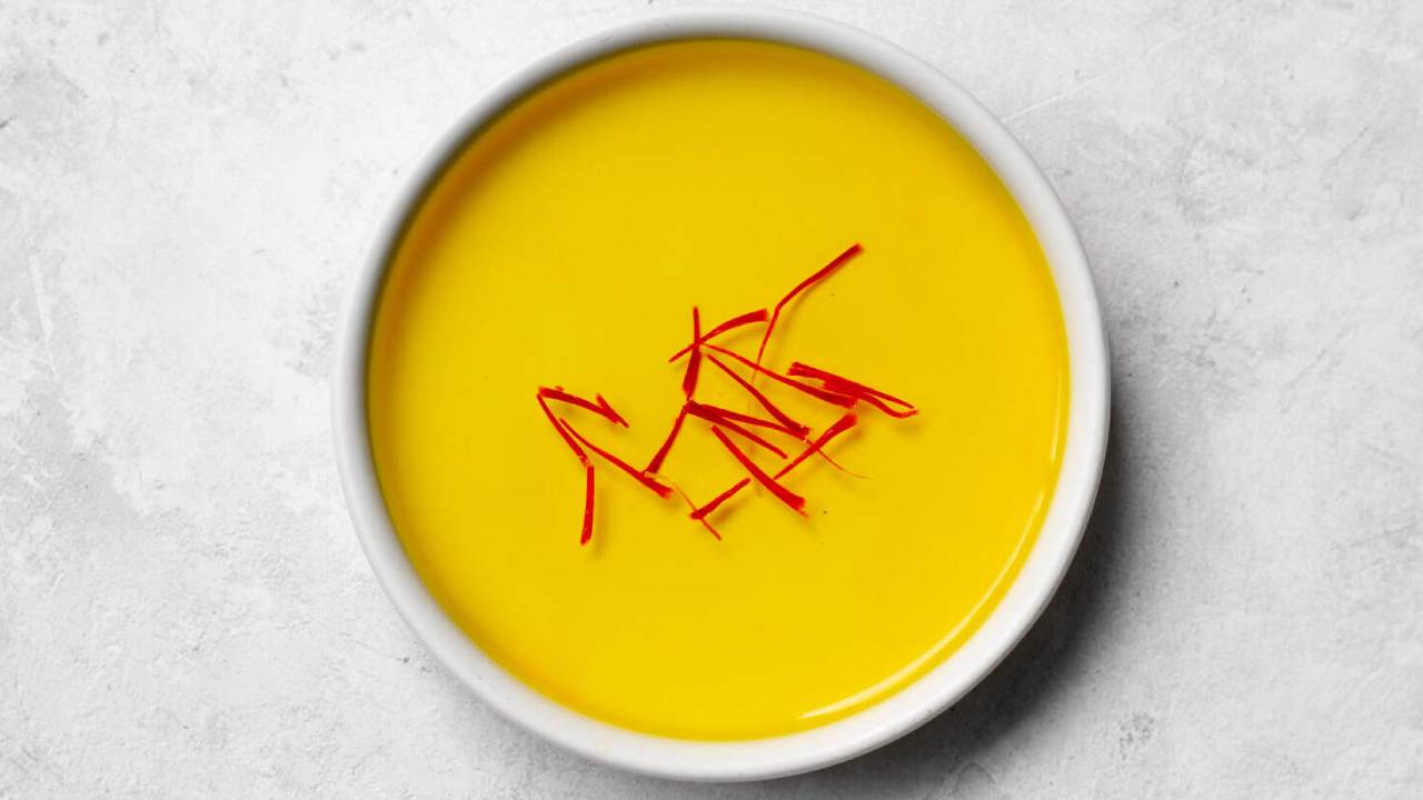 Saffron Milk Benefits: కుంకుమ పువ్వు వేసిన పాలు తాగితే కలిగే బెనిఫిట్స్