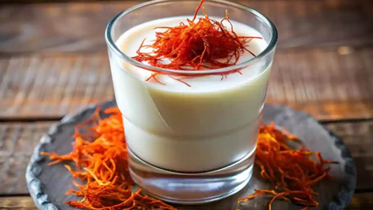 Saffron Milk Benefits: కుంకుమ పువ్వు వేసిన పాలు తాగితే కలిగే బెనిఫిట్స్