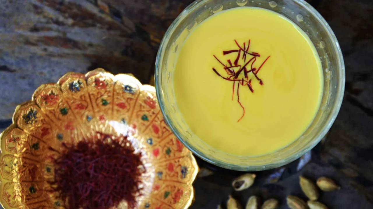 Saffron Milk Benefits: కుంకుమ పువ్వు వేసిన పాలు తాగితే కలిగే బెనిఫిట్స్